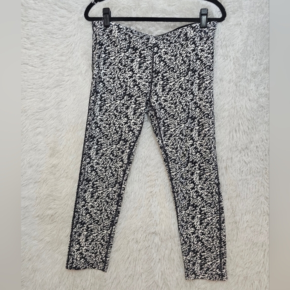 Nike Dri Fit Women's High Waisted Black and White Patterned Leggings Large - Picture 12 of 16